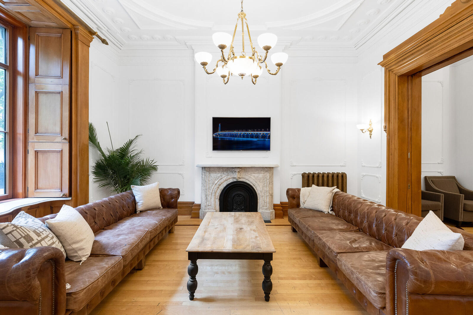 Luxury Mansion downtown Montréal — grand living room